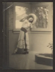 [Mujer posando con traje mexicano]