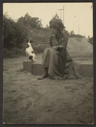 [Mujer sentada con perro]