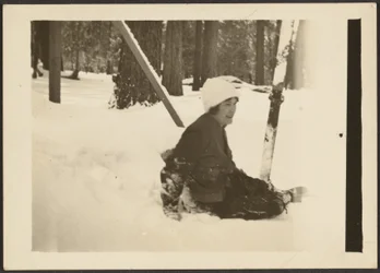 [Mujer sentada en la nieve]