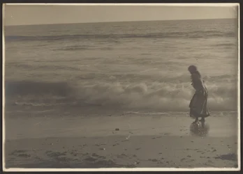 Mujer caminando en la rompiente de la playa
