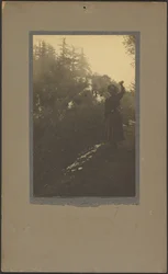 [Mujer saludando en el bosque]