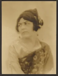[Mujer envuelta en una bufanda]