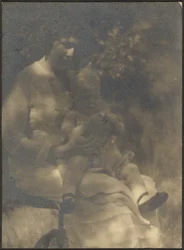 [Mujer y niño sentados en el jardín]