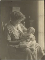 [Mujer y niño en una mecedora]