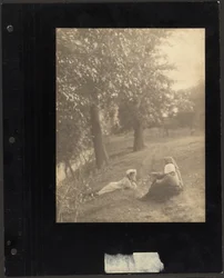Mujer y niñas en un prado