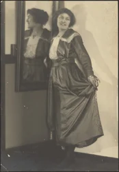 [La mujer y su reflejo]