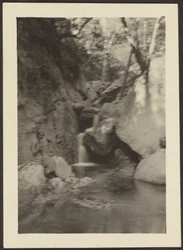 [Mujer en las cataratas]