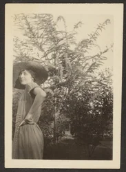 [Mujer con sombrero de pie en el huerto]
