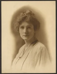 [Mujer con vestido de lino]