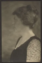 [Mujer de perfil]