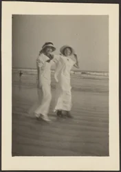 [Mujer con vestidos blancos en la playa]
