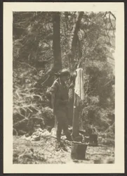 [Mujer con cubos en el bosque]