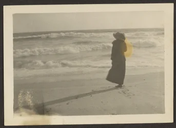 [Mujer en la playa]