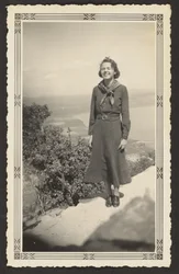 [Mujer en una colina]