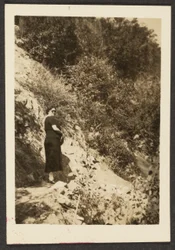 [Mujer en la ladera]