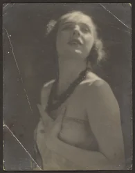 [Mujer con collar de cuentas]