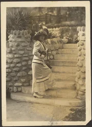 [Mujer con cámara en la escalera]