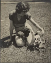 [Mujer con gatitos]