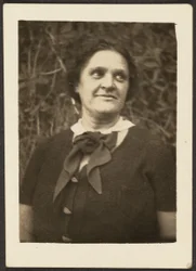 [Mujer con corbata]