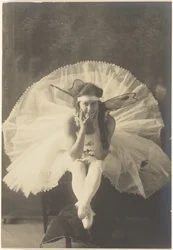 [Joven bailarina con alas de hada]