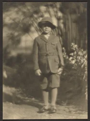 [Niño en el jardín]