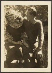 [Hombre joven y mujer sentados al aire libre]