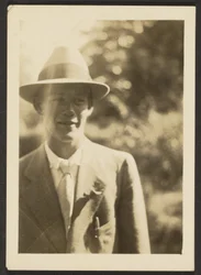 [Joven con sombrero fedora]