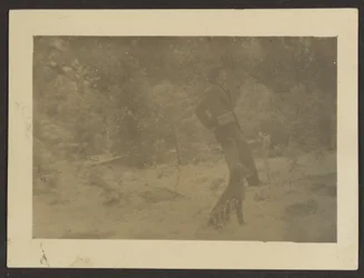 [Joven con perro en el campo]