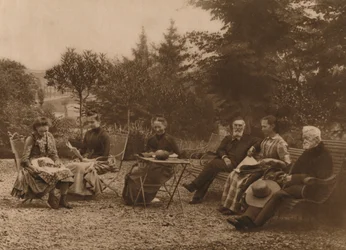 Un grupo de hombres y mujeres sentados hablando en una mesa, 1937