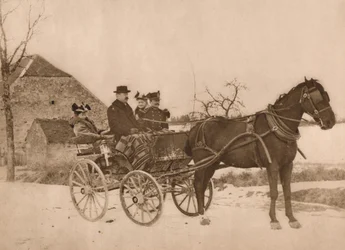 Hombres y mujeres en un carruaje tirado por caballos, 1937