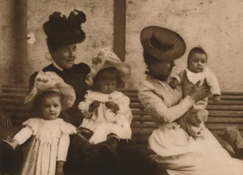 Mujeres y niños, 1937