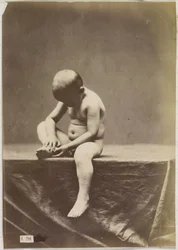 Estudio de un niño desnudo sentado