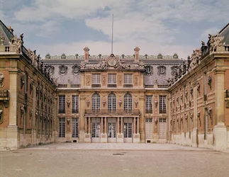 El patio de Luis XIII, o el patio de mármol, remodelado por Le Vau