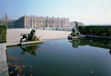 La Fachada Oeste o del Jardín vista desde el Parterre d