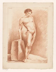 Hombre desnudo junto a un bloque