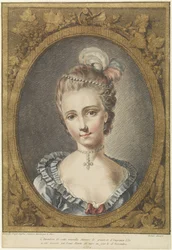 Busto de mujer joven con collar de perlas