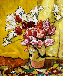 Jarrón, tulipanes y flores blancas