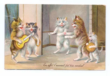 Postal eduardiana de un gato tocando una guitarra con otros tres gatos y un gatito, c.1910