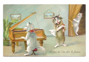 Postal eduardiana de un gato tocando el piano y otro cantando, mientras un tercero mira a escondidas, hacia 1910