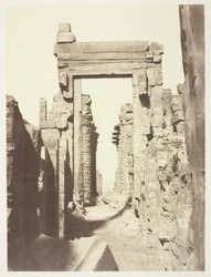Karnac, Grande Allée du Milieu des Ruines, entrada este