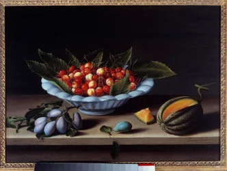 Taza de cerezas, ciruelas y melón