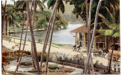Vista desde el Templo del Diente Sagrado, Kandy, Ceilán, c.1900-20 (fotografía coloreada a mano)