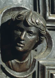 Cabeza de Giuliano de Médici, detalle de la obra en bronce en la puerta por Luca della Robbia. Nueva Sacristía, Catedral de Santa María del Fiore, Florencia