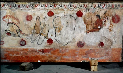 Un jinete y los diferentes elementos de su armadura. Fresco lucano del siglo IV a. C., procedente de la necrópolis de Paestum, Italia. Museo Nazionale Archeologico, Paestum