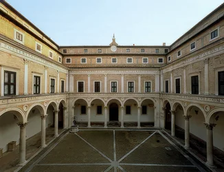 Patio del Palazzo Ducale en Urbino
