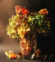Bodegón con hortensias desvanecidas