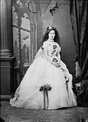 Retrato de una joven noble romana posando en una foto de estudio