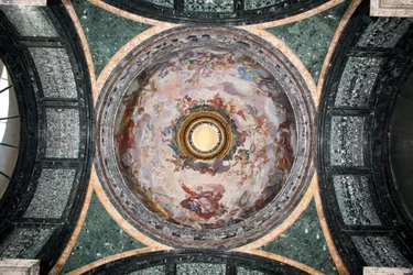 Vista de la cúpula de la Capilla Cybo, decorada al fresco por Luigi Garzi (1638-1721) Roma, Basílica de Santa Maria del Popolo, Capilla Cybo