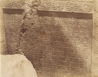 Inscripción, persa antiguo en cuneiforme