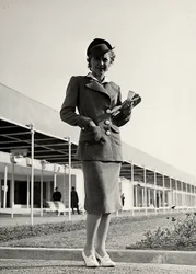 Modelo en un traje creado por la casa de alta costura "Graldi". Un sombrero rígido completa el conjunto.